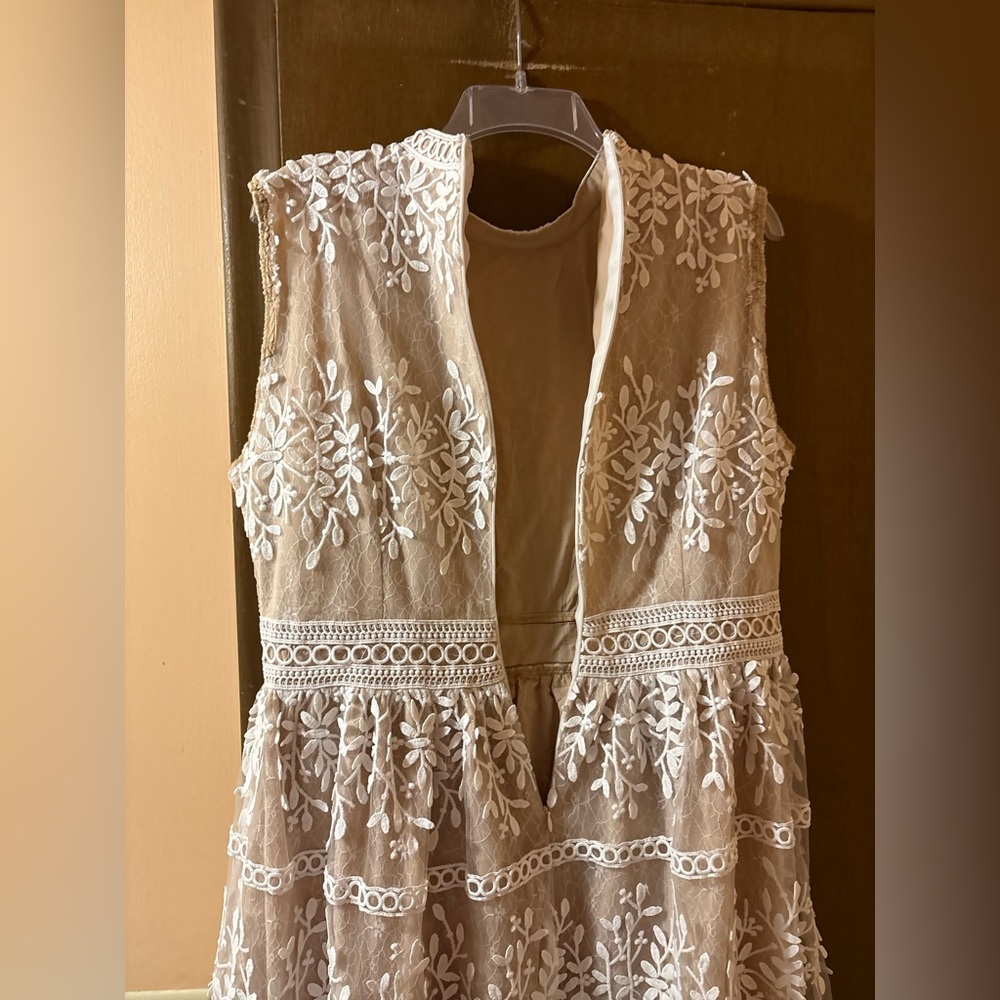 Ivy City Co. white lace flower appliqué midi dress - Picture 5 of 11
